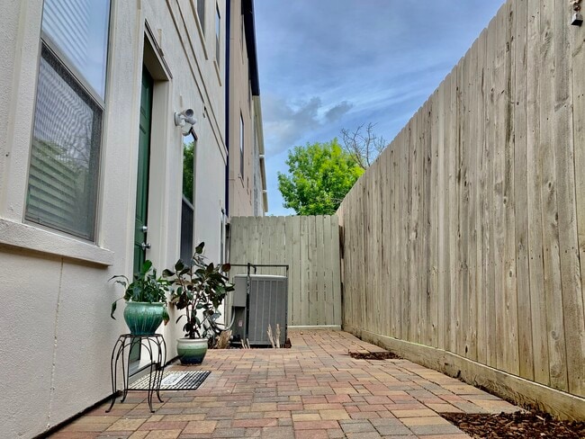 Backyard, simple, low maintenance - 9617 Pemberton Cres Dr