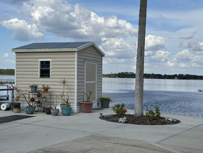 Foto del edificio - "Charming 1Bedroom Lake Front Mobile Home ...