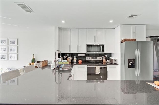 Building Photo - 3961 Adra Ave