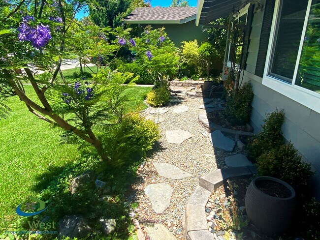 Foto del edificio - $4295 - Remodeled 3-Bedrooms, 2-Bath, Home...