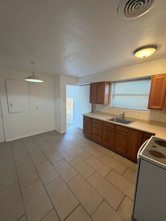 Foto del edificio - 9065 Bobb Ave