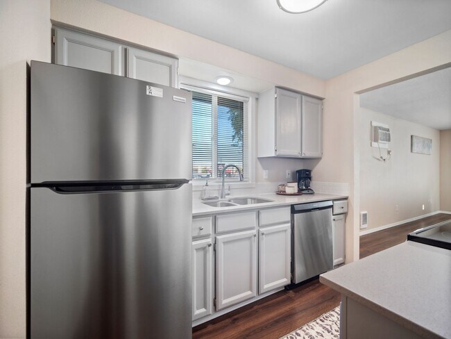 Foto del edificio - Clean and Cozy 2 bedroom condo with private parking