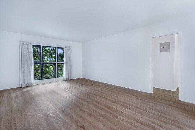 Building Photo - 416 San Vicente Blvd
