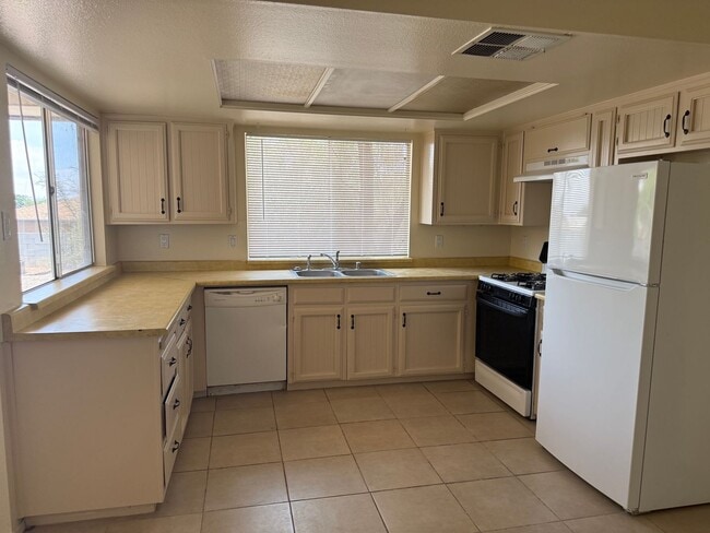 Building Photo - Great location.  4 Br, 1 3/4 Ba, 2 living areas, spacious yard.