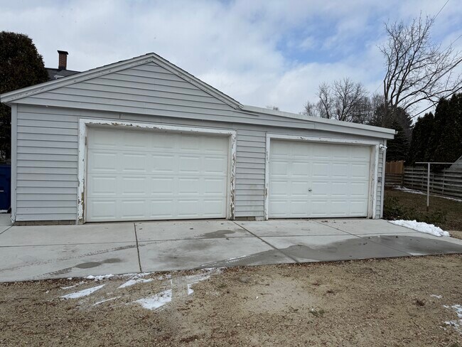 Foto del edificio - 966 N Green Bay Rd