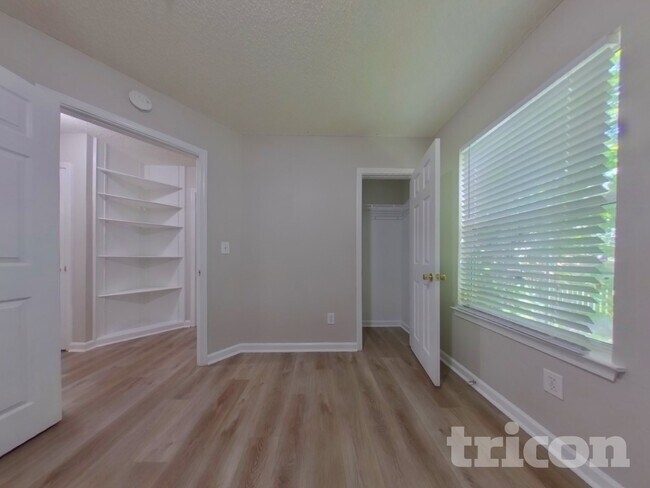 Foto del edificio - 3547 Lehigh Way