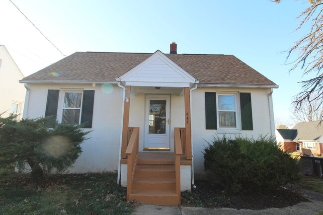 Three bed one bath. Big backyard. Street and all street parking. - Three bed one bath. Big backyard. Street and all street parking. House