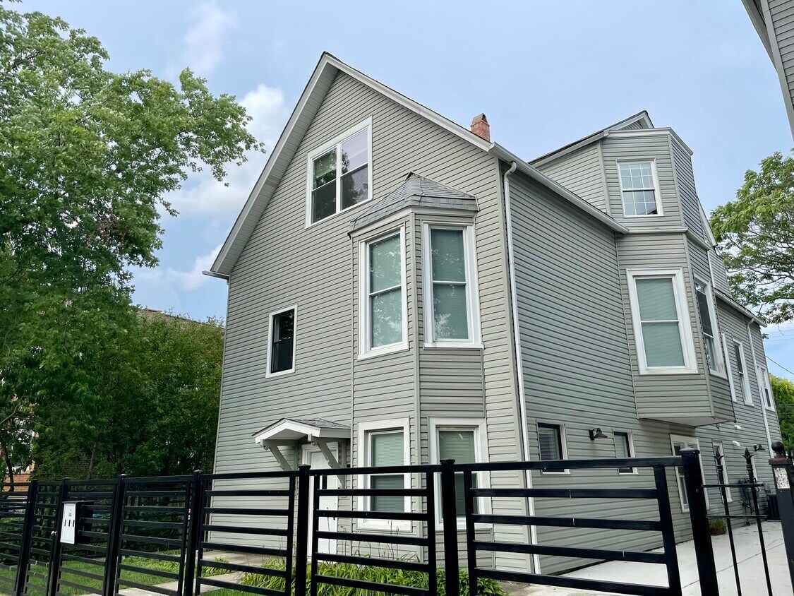 Primary Photo - 3825 N Kimball Ave