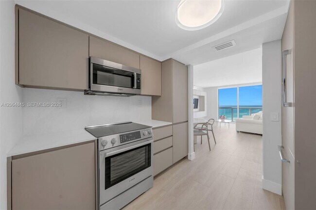 Foto del edificio - 6365 Collins Ave