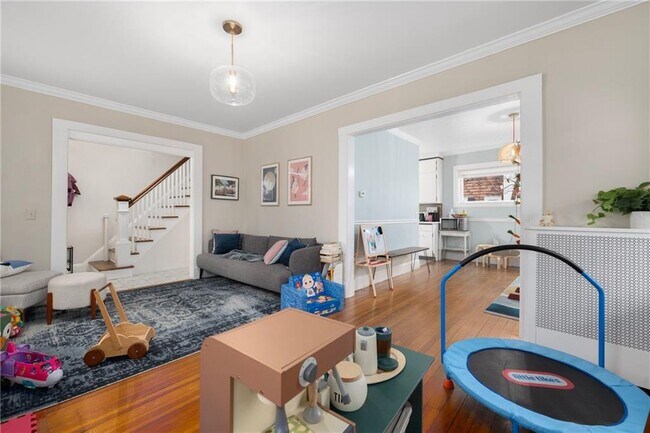 Foto del edificio - 422 Wayland Ave