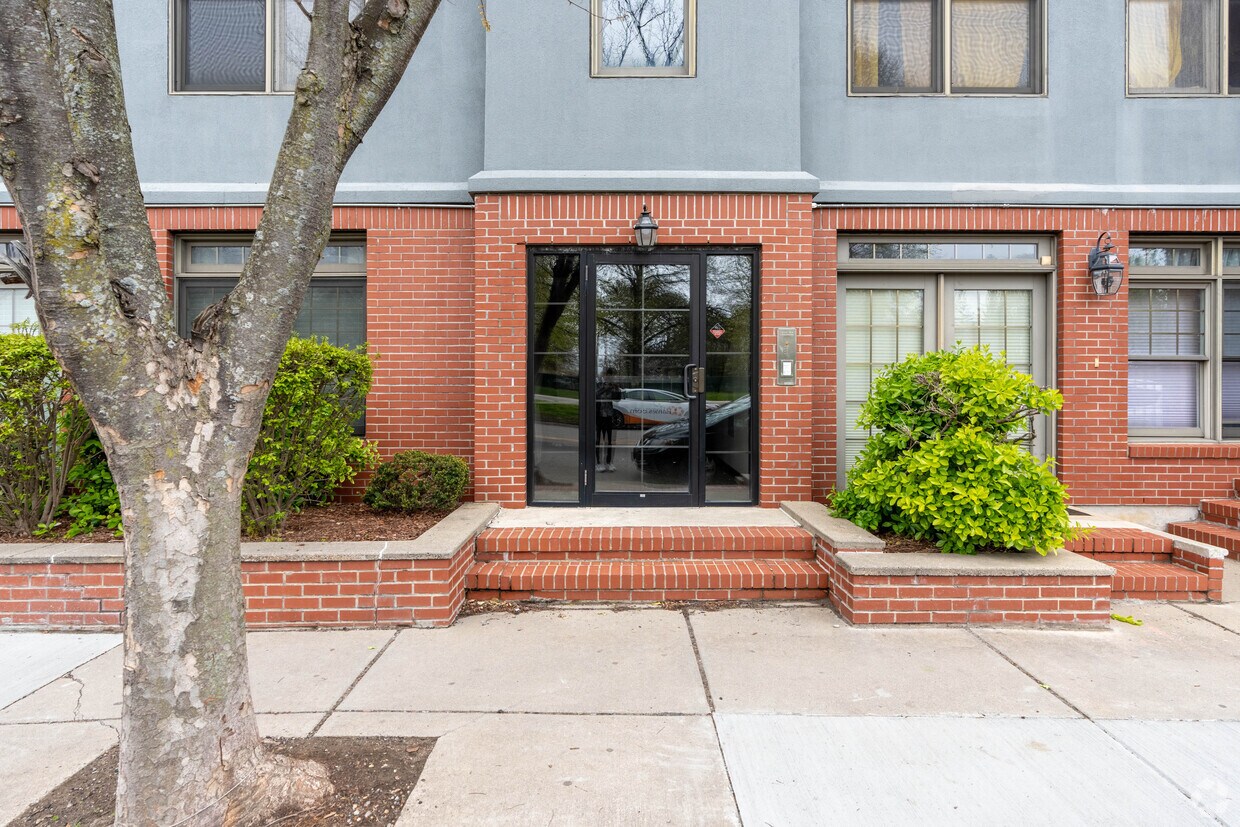 1306 Columbia Road se encuentra en el sur de Boston. - Harborview Condominiums