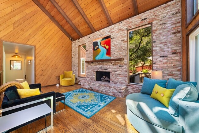 Foto del edificio - Stunning Mid-Century Modern 5bed/3.5 bath Home on 1.92 acres