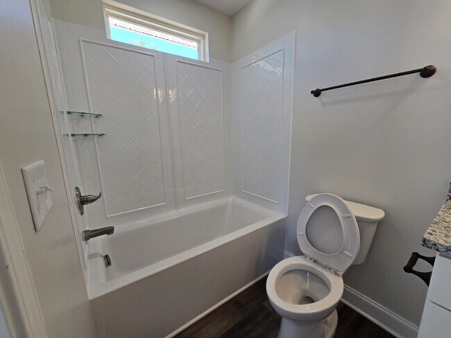Foto del edificio - 2 Bedroom Townhomes Near Downtown Mebane for $1495