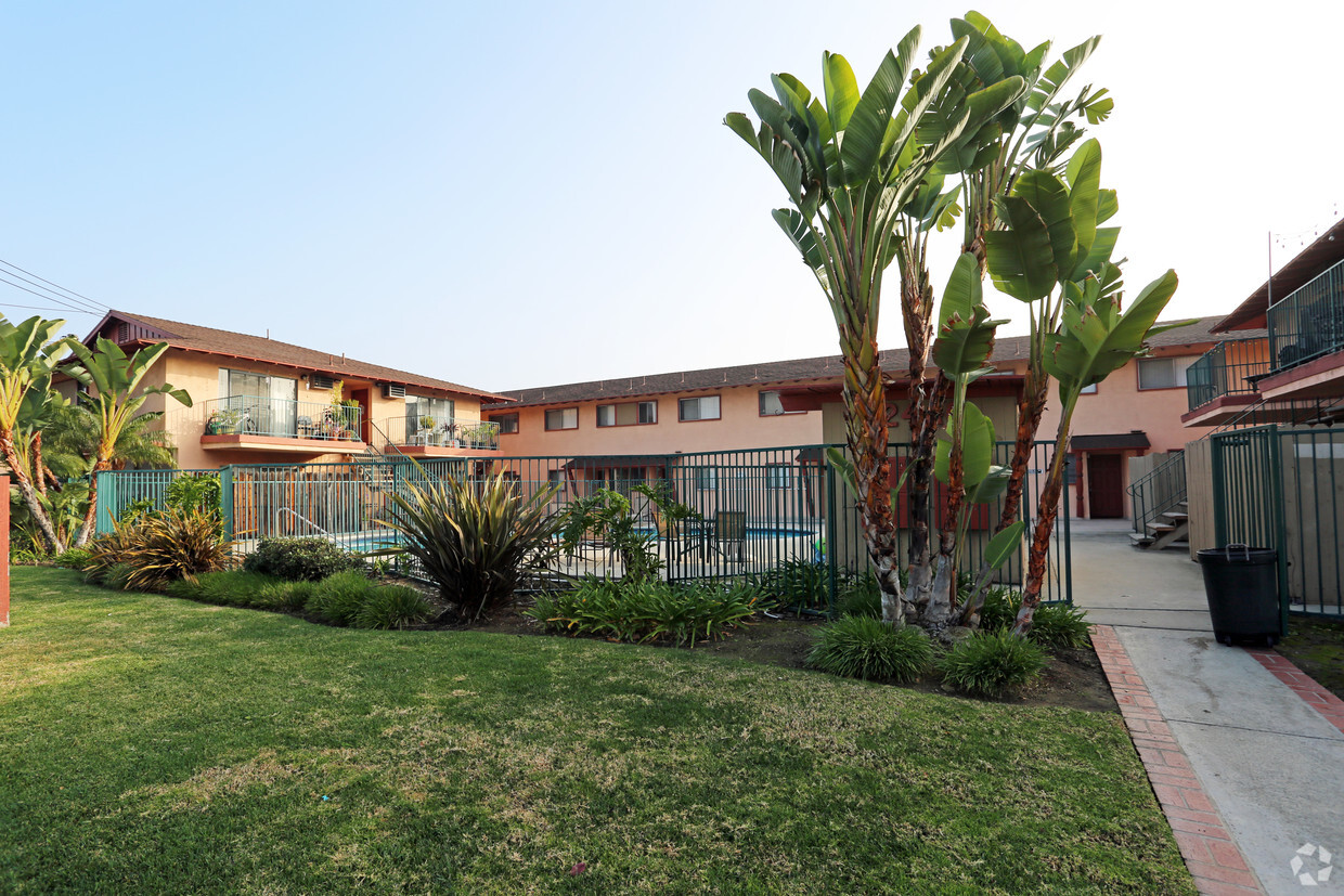 Building Photo - Mountain View Townhouse Apts