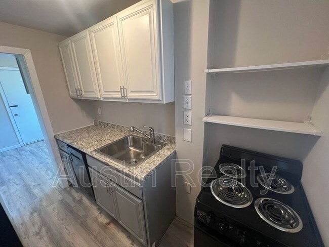 Building Photo - 322 N Newstead Ave