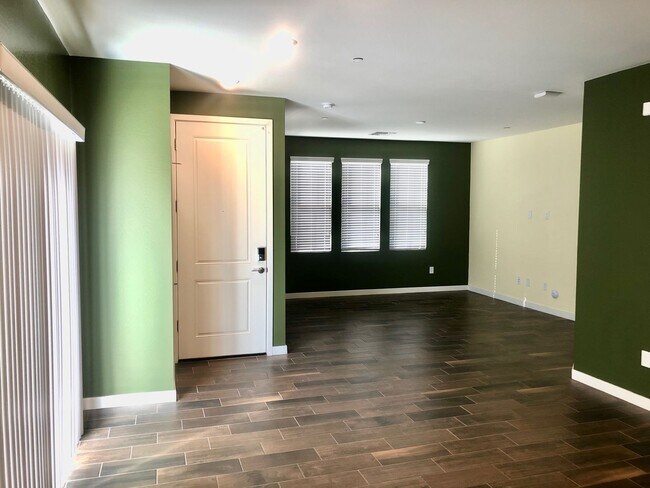 Building Photo - ELEGANT 2 Bed/ 2.5 bath Townhome In Gilbert!