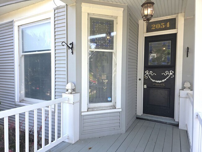 Foto del edificio - 2054 N Cambridge Ave