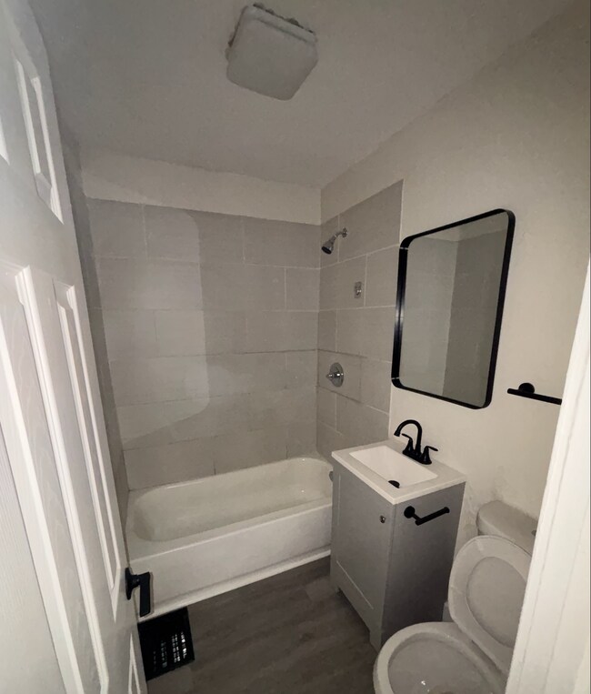 Foto del edificio - 3014 E 69th St