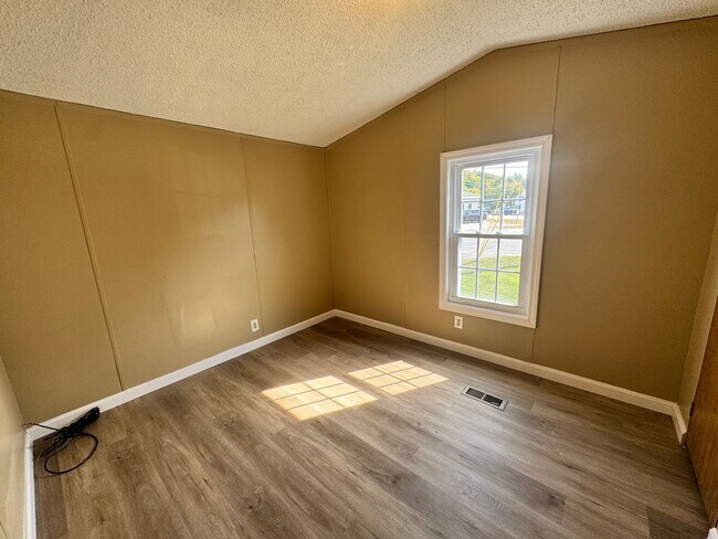 Building Photo - New Listing