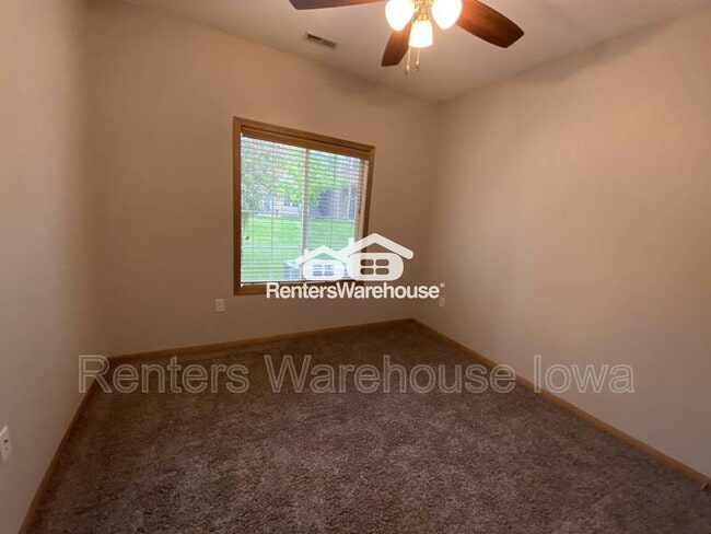 Building Photo - 2000 Meadow Ct