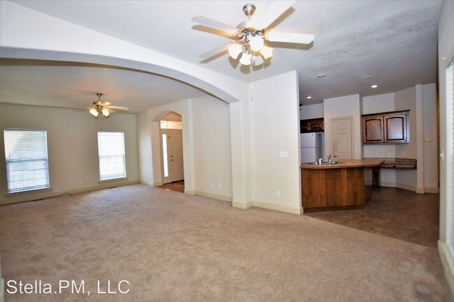 Building Photo - 1008 S Gate Cir