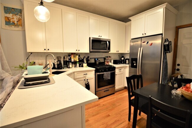 Building Photo - 179 Putnam St