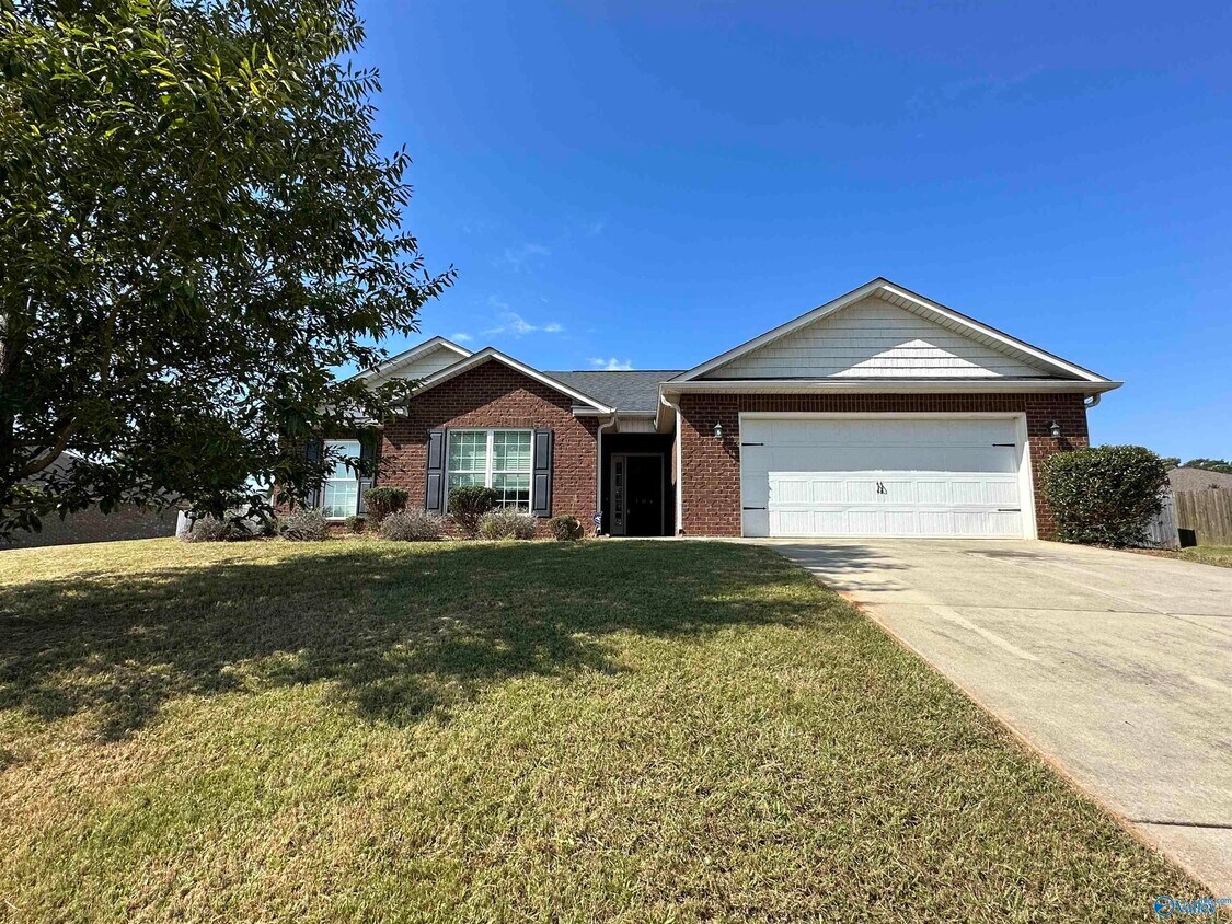 104 Breezy Pointe Ln, Huntsville, AL 35811 House Rental in Huntsville