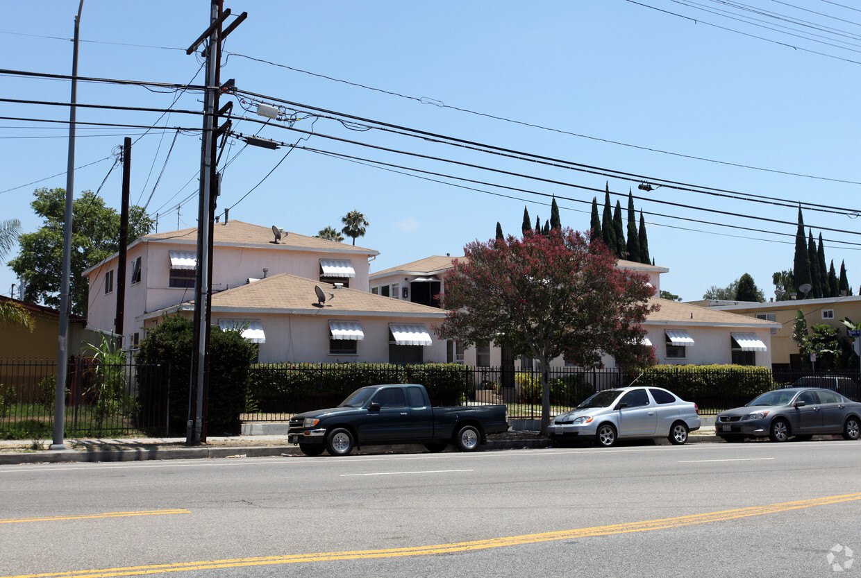 Building Photo - 7036 Woodley Ave