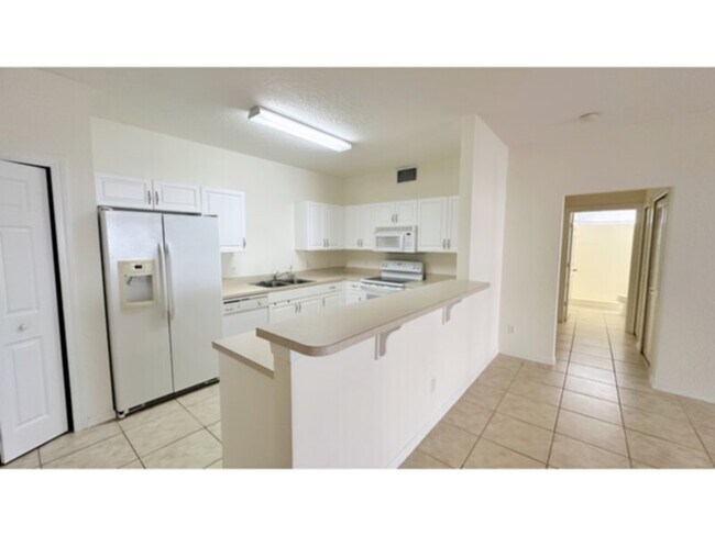Foto del edificio - 2 Bedroom 2 Bath Condo! Convenient Location! Water Included!