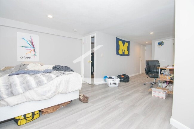 Building Photo - Convenient Location, In-Unit Washer and Dryer, Eat-in Kitchen, Pets Friendly, Central Heat/AC