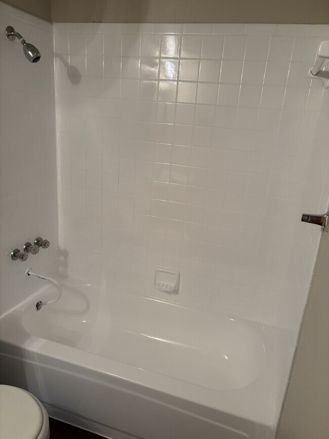 Baños reformados. ¡Se ven geniales! - 218 North Texas Blvd