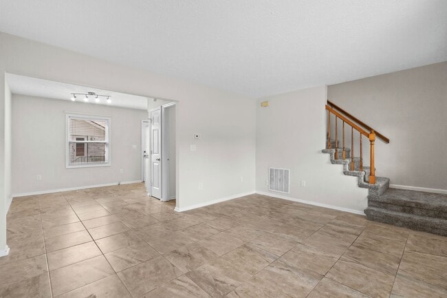 Building Photo - 8 Blocks to the Beach!!