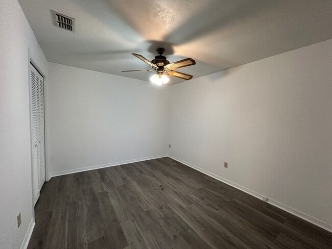 Building Photo - 1/2 Duplex For Rent !