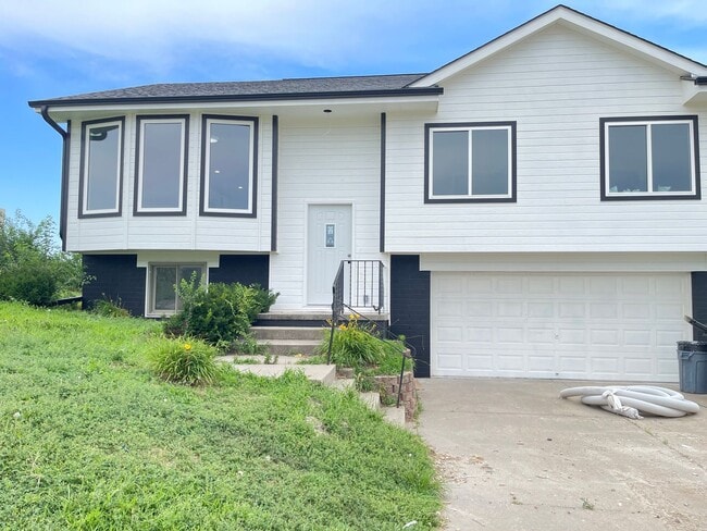 Building Photo - Newly rebuilt house in the heart of Elkhorn
