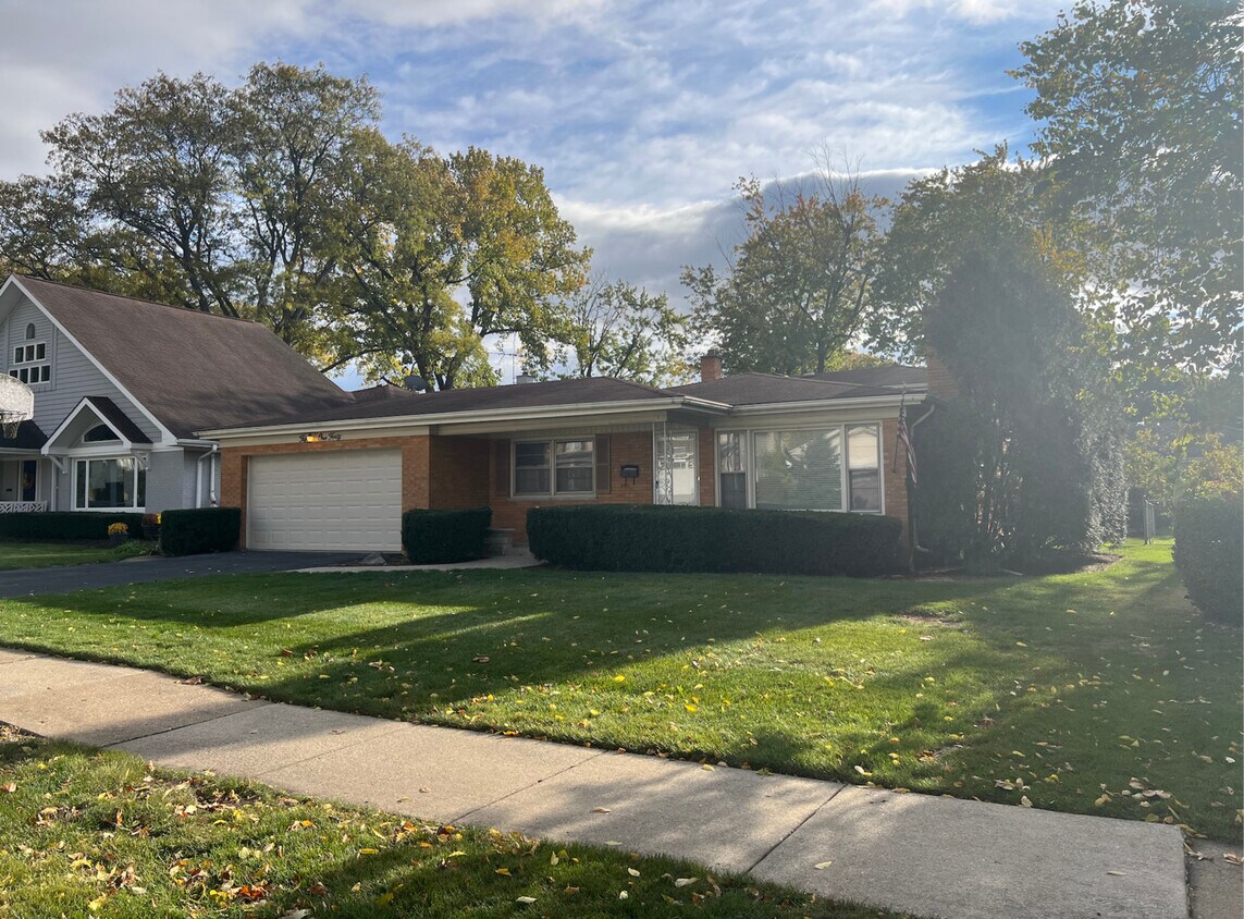 5140 Ellington Ave Unit 5140, Western Springs, IL 60558 Room for Rent