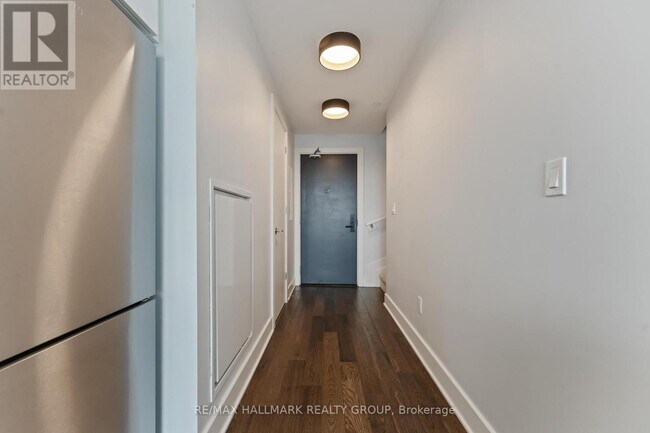 Building Photo - 255 Bay St