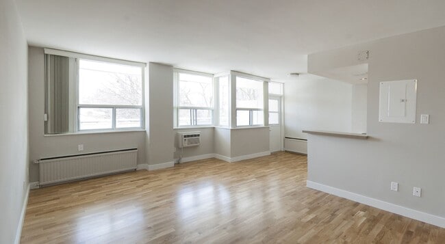 Building Photo - 551 Eglinton Ave E