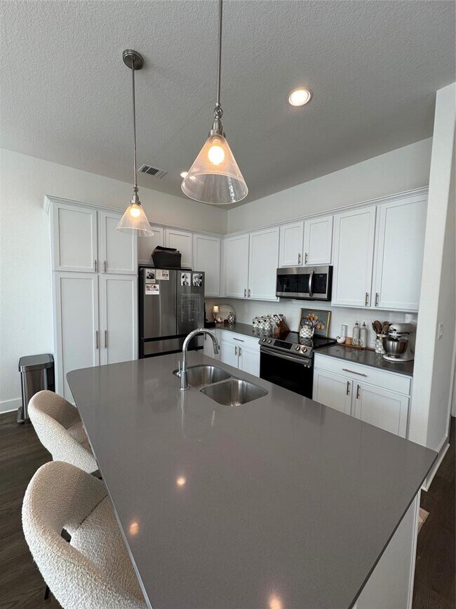 Foto del edificio - 2050 Lohmans Spur Rd