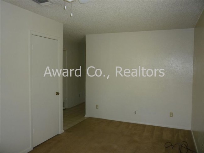 Building Photo - 2834 Sandage Ave