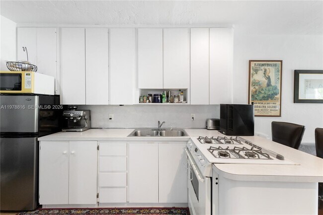 Foto del edificio - 2445 Lake Pancoast Dr