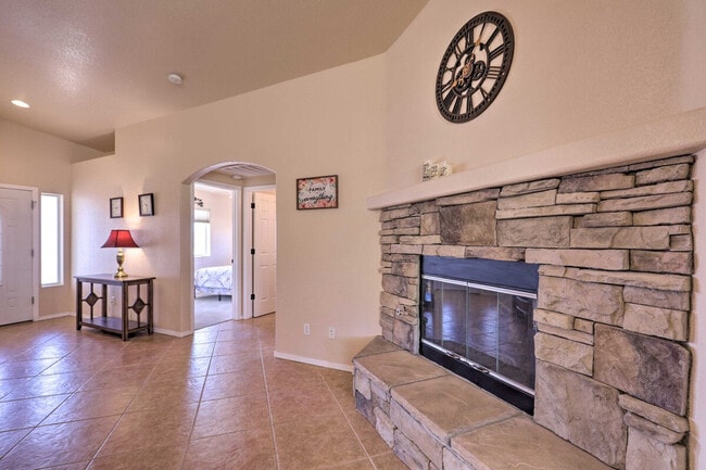 Building Photo - 2447 Rio Dr