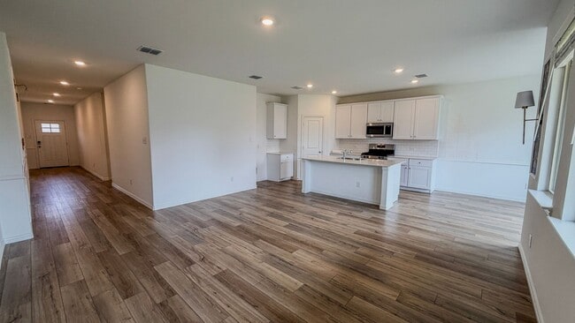 Foto del edificio - **MOVE IN READY HOME**