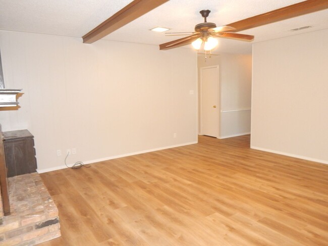 Foto del edificio - Expansive 3/2 Home in Tyler w/Additional D...