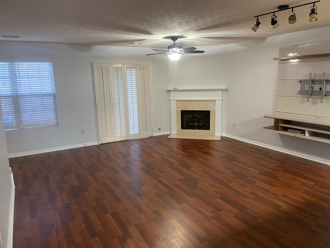 Foto del edificio - Room in Townhome on Waverly Hills Dr