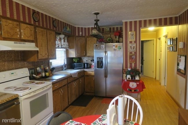 Building Photo - 3 br, 1 bath House - 375 Southland Dr