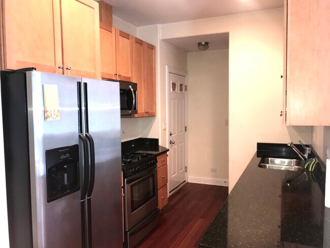 Foto del edificio - 2045 N Kedzie Ave