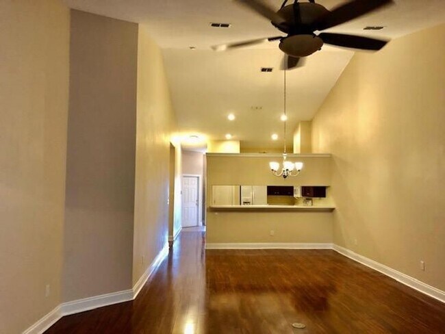 Foto del edificio - Specious 3 Bedroom-2 Bath Townhome with 2 ...