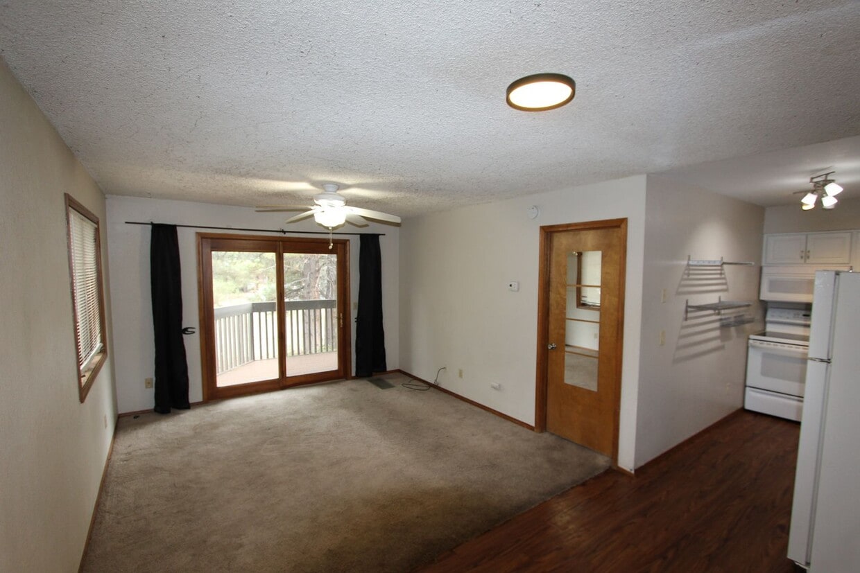 1BR Country Club Condo | Large Deck + In-Unit Washer & Dryer - 1BR Country Club Condo | Large Deck + In-Unit Washer & Dryer
