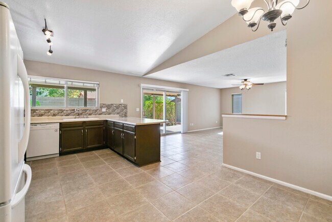 Building Photo - 4844 E Capistrano Ave