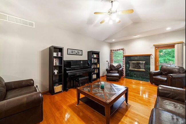 Foto del edificio - 4405 Fall River Dr